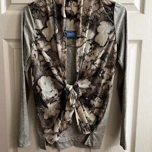 Simply, Vera Wang~ Black and gray blouse~ extra small – small